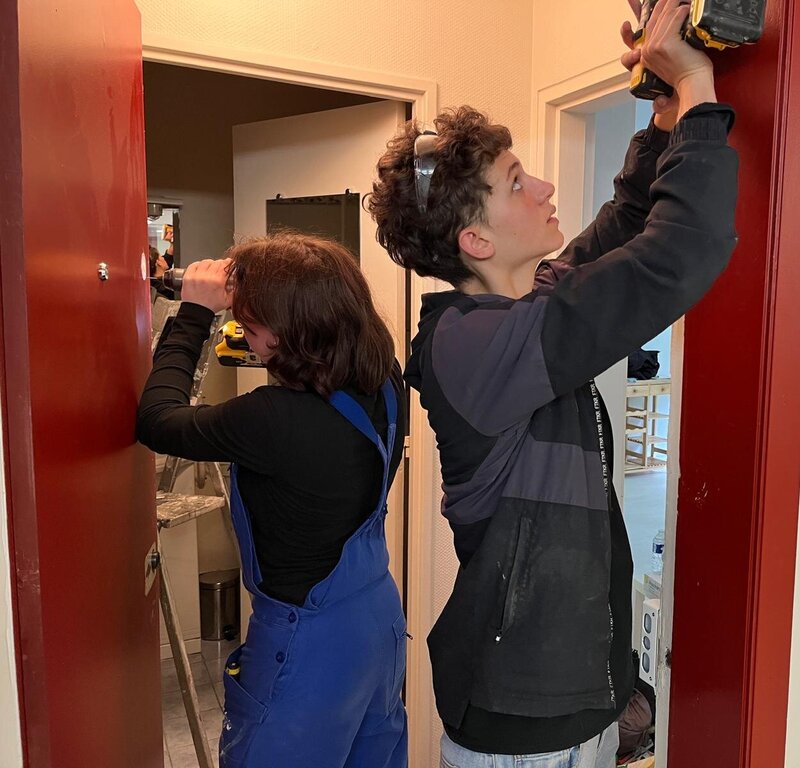 Elie et Solène en intervention serrurerie à Paris