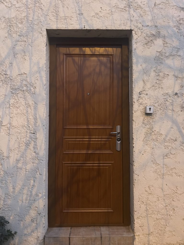 Porte d'entrée après intervention - nouvelle serrure installée