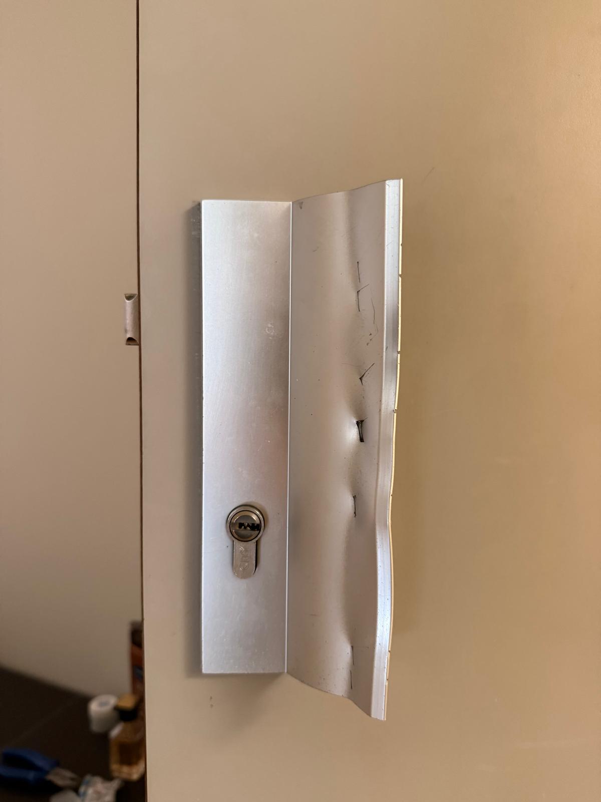 Poignée blindée anti-effraction silver installée par Luciole